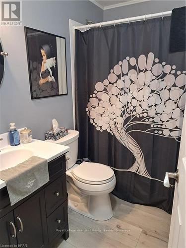 15 Velma Street, Strathroy-Caradoc (Se), ON - Indoor Photo Showing Bathroom