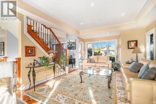 24 Doris Avenue, Ottawa, ON - Indoor Photo Showing Living Room