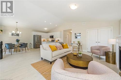 21 Blfs Vw Boulevard, Ashfield-Colborne-Wawanosh (Colborne), ON - Indoor Photo Showing Living Room