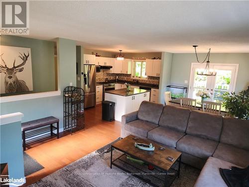 58 Hanes Road, Huntsville (Chaffey), ON - Indoor Photo Showing Living Room