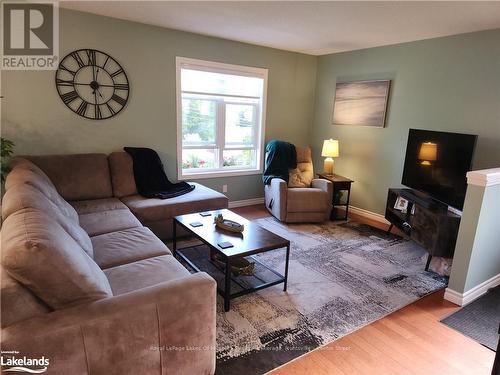 58 Hanes Road, Huntsville (Chaffey), ON - Indoor Photo Showing Living Room