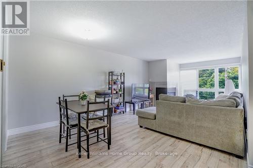 402 - 5 Jacksway Crescent, London, ON - Indoor Photo Showing Living Room