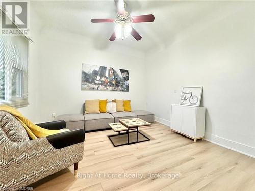 216 Hatt Street, Hamilton (Dundas), ON - Indoor Photo Showing Living Room