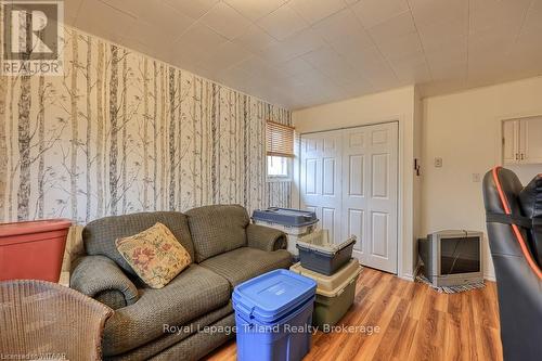 13 Oxford Street, Woodstock, ON - Indoor Photo Showing Living Room