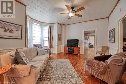 13 Oxford Street, Woodstock, ON - Indoor Photo Showing Living Room