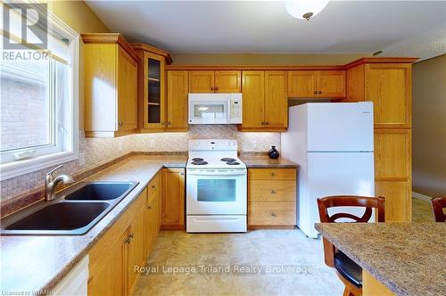 23 Hogarth Drive, Tillsonburg, ON - Indoor Photo Showing Kitchen With Double Sink