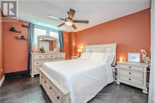 816 - 19 Woodlawn Road E, Guelph (Waverley), ON - Indoor Photo Showing Bedroom