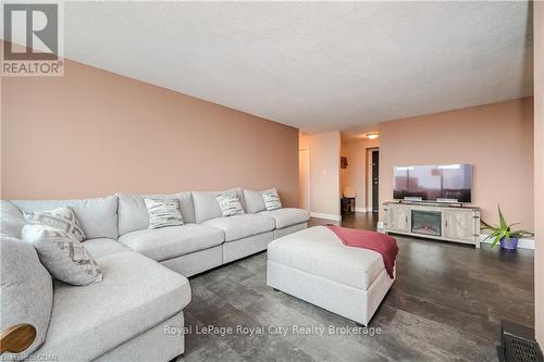 816 - 19 Woodlawn Road E, Guelph (Waverley), ON - Indoor Photo Showing Living Room