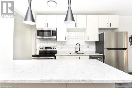 122 Victoria Avenue N, Hamilton (Landsdale), ON - Indoor Photo Showing Kitchen With Upgraded Kitchen