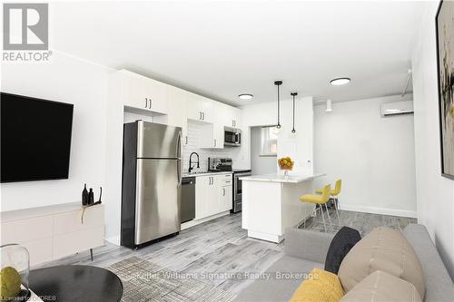 122 Victoria Avenue N, Hamilton (Landsdale), ON - Indoor Photo Showing Kitchen