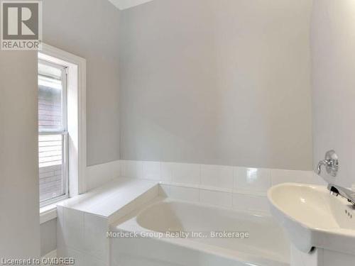 186 Sherman Avenue N, Hamilton (Stipley), ON - Indoor Photo Showing Bathroom