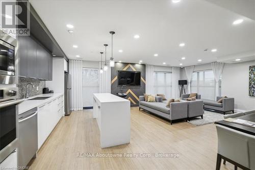 629 - 128 Grovewood, Oakville (1008 - Go Glenorchy), ON - Indoor Photo Showing Kitchen With Upgraded Kitchen