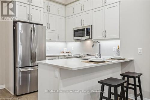 629 - 128 Grovewood, Oakville (1008 - Go Glenorchy), ON - Indoor Photo Showing Kitchen With Stainless Steel Kitchen With Upgraded Kitchen