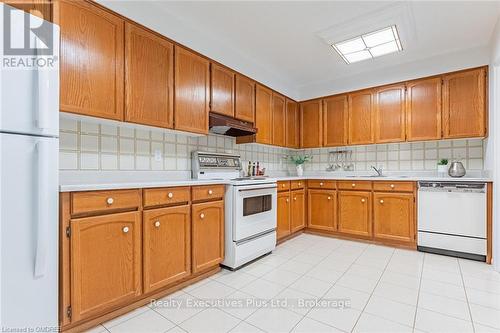 202 - 2175 Marine Drive, Oakville (1001 - Br Bronte), ON - Indoor Photo Showing Kitchen