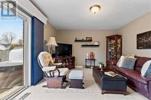 8 Oak Street, Stratford, ON - Indoor Photo Showing Living Room