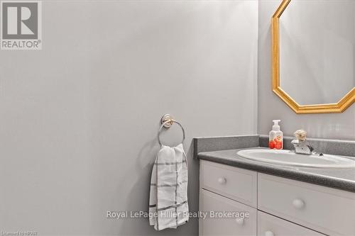 8 Oak Street, Stratford, ON - Indoor Photo Showing Bathroom