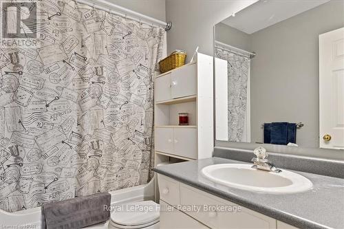 8 Oak Street, Stratford, ON - Indoor Photo Showing Bathroom