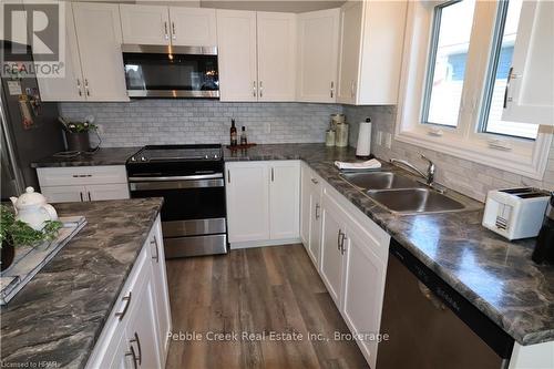 28 Huron Heights Drive, Ashfield-Colborne-Wawanosh (Colborne Twp), ON - Indoor Photo Showing Kitchen With Double Sink