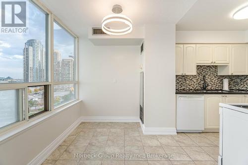 1004 - 400 Webb Drive, Mississauga (City Centre), ON - Indoor Photo Showing Kitchen