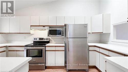 15 - 90 Ontario Street S, Lambton Shores, ON - Indoor Photo Showing Kitchen