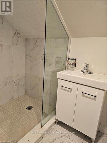 764 Dundas Street, Woodstock, ON - Indoor Photo Showing Bathroom