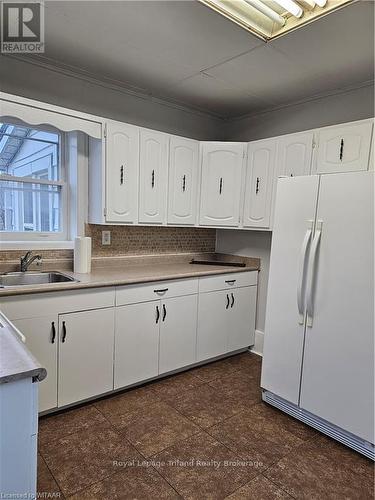 18 Chapel Street, Woodstock, ON - Indoor Photo Showing Kitchen