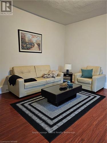 18 Chapel Street, Woodstock, ON - Indoor Photo Showing Living Room