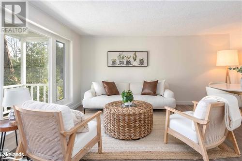 646 Muskoka 3 Road N, Huntsville (Chaffey), ON - Indoor Photo Showing Living Room