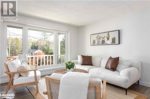 646 Muskoka 3 Road N, Huntsville (Chaffey), ON - Indoor Photo Showing Living Room