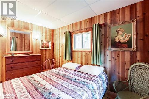 8819 9 County Road, Clearview, ON - Indoor Photo Showing Bedroom