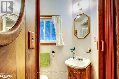 8819 9 County Road, Clearview, ON - Indoor Photo Showing Bathroom