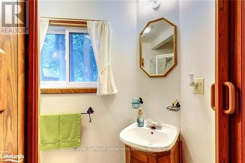 8819 9 County Road, Clearview, ON - Indoor Photo Showing Bathroom