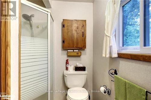 8819 9 County Road, Clearview, ON - Indoor Photo Showing Bathroom