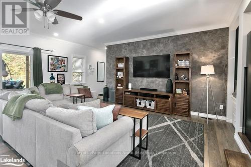 879 15Th Street W, Georgian Bluffs, ON - Indoor Photo Showing Living Room