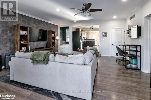 879 15Th Street W, Georgian Bluffs, ON - Indoor Photo Showing Living Room