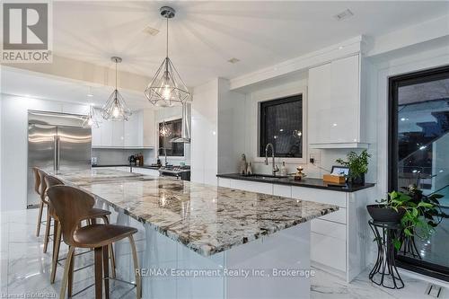 1401 Bridgestone Lane, Mississauga (Clarkson), ON - Indoor Photo Showing Kitchen With Upgraded Kitchen