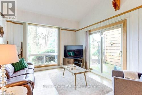 9811 Creek Road, Minto, ON - Indoor Photo Showing Living Room