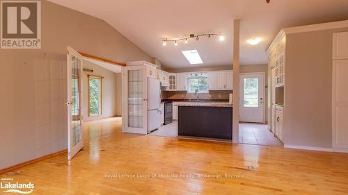 4244 Muskoka Road 117, Lake Of Bays (Franklin), ON - Indoor Photo Showing Kitchen