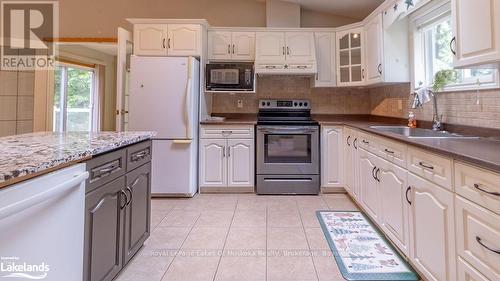 4244 Muskoka Road 117, Lake Of Bays (Franklin), ON - Indoor Photo Showing Kitchen