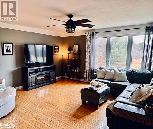 1922 Highway 141, Muskoka Lakes (Watt), ON - Indoor Photo Showing Living Room