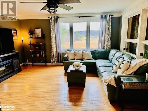 1922 Highway 141, Muskoka Lakes (Watt), ON - Indoor Photo Showing Living Room