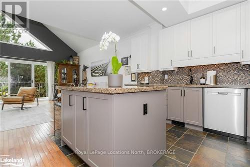 3 - 110 Kellie'S Way, Blue Mountains (Blue Mountain Resort Area), ON - Indoor Photo Showing Kitchen With Upgraded Kitchen