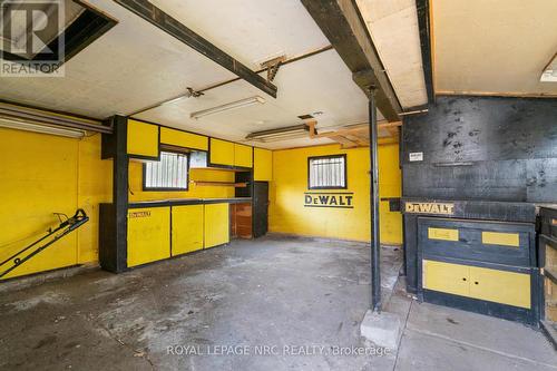 102 Pine Street S, Thorold (557 - Thorold Downtown), ON - Indoor Photo Showing Garage