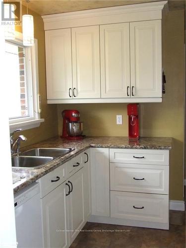 1670 Windermere Road, Muskoka Lakes (Watt), ON - Indoor Photo Showing Kitchen With Double Sink