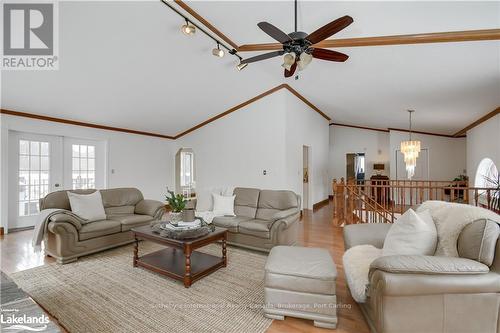 359 Brunel Road, Huntsville (Brunel), ON - Indoor Photo Showing Living Room