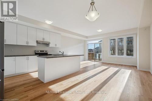 1396 National, Burlington (Tyandaga), ON - Indoor Photo Showing Kitchen