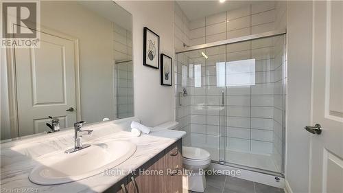 466 Humphrey Street, Hamilton (Waterdown), ON - Indoor Photo Showing Bathroom