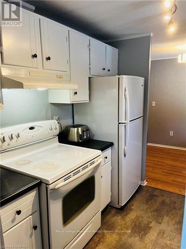 19 George Street, Strathroy-Caradoc (Se), ON - Indoor Photo Showing Kitchen