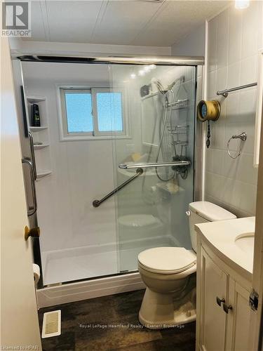 19 George Street, Strathroy-Caradoc (Se), ON - Indoor Photo Showing Bathroom