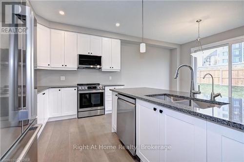 442 Westhaven Street, Waterloo, ON - Indoor Photo Showing Kitchen With Stainless Steel Kitchen With Upgraded Kitchen